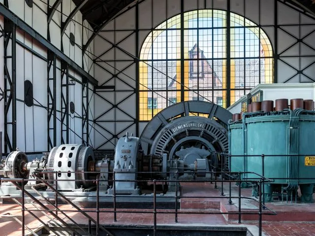 Erőművi generátor közelről, technológiai csarnokban